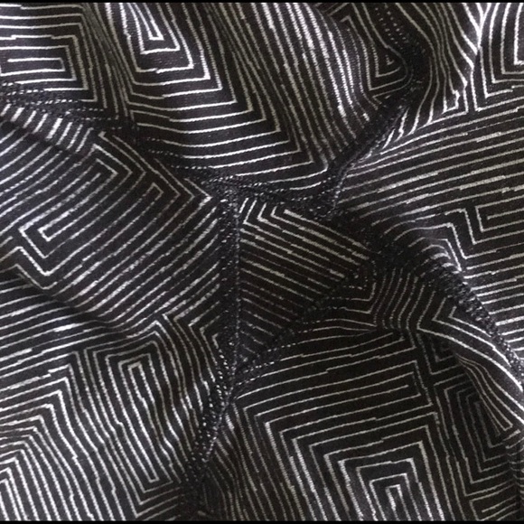 Lululemon Black and White Cropped Leggings - Picture 5 of 5